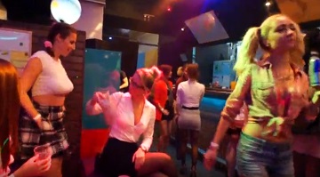 Orgía de mujeres en una fiesta de una discotecta